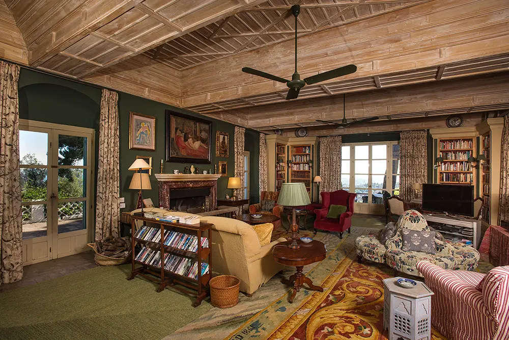 Hotel Boutique en Benahavis salón con chimenea verde