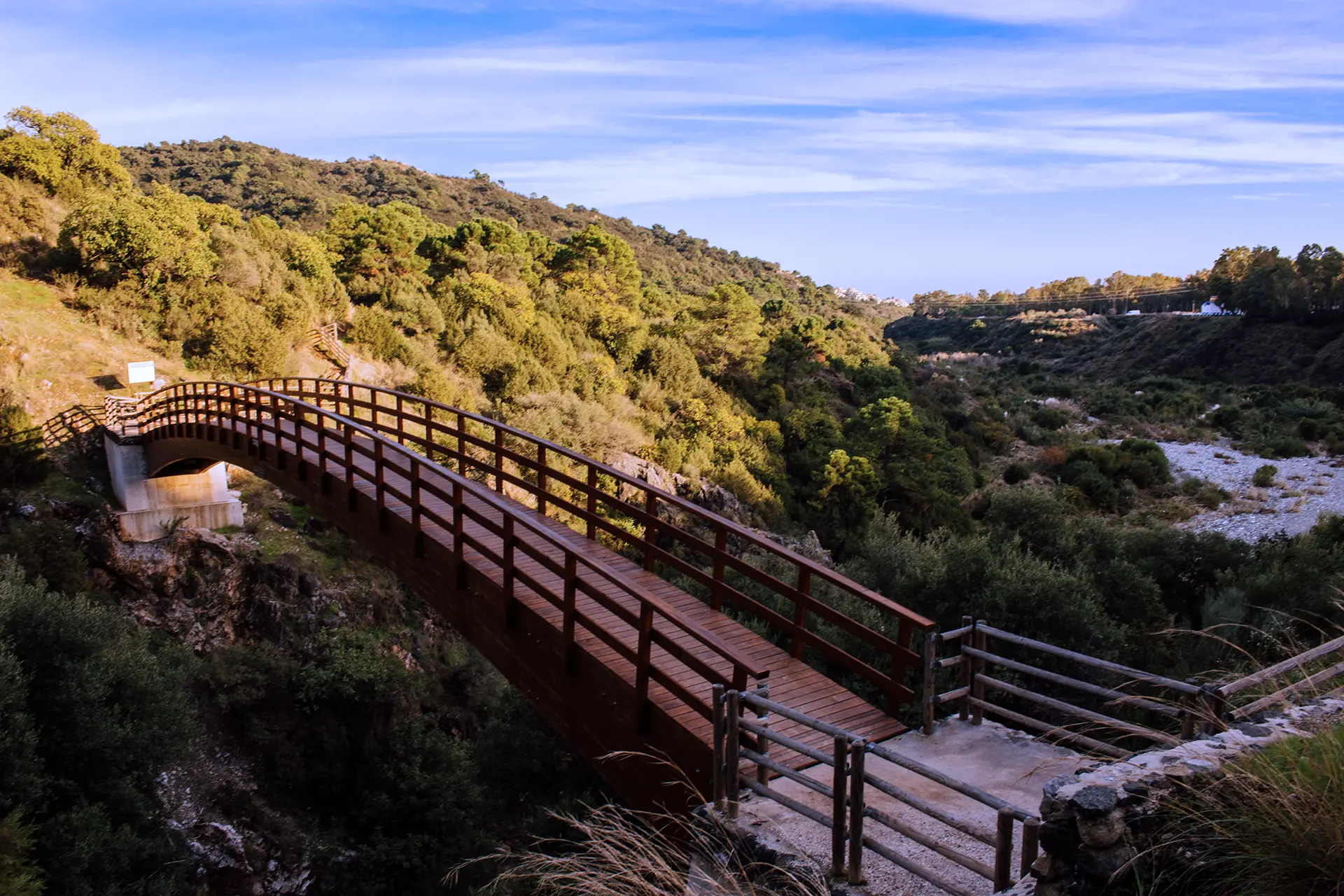Puente sobre río Guadalmina a su paso por Benahavis en Málaga