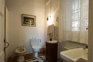 Alcuzcuz hotel benahavis malaga capilla baño