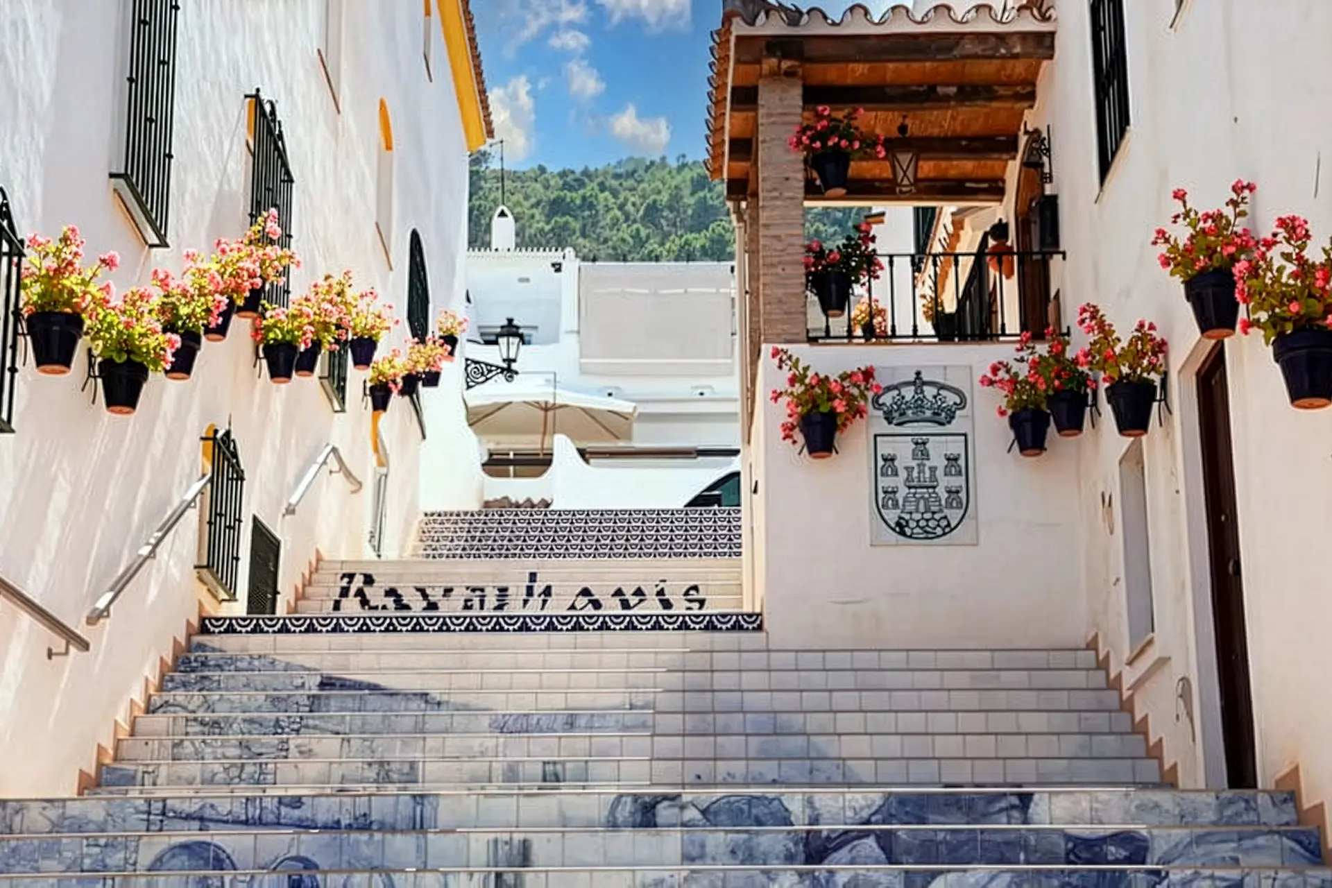 Escaleras en calles de Benahavís